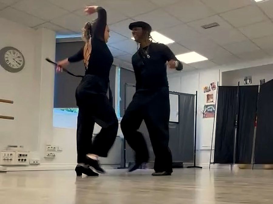 Nyaman en studio de danse avec une danseuse professionnelle