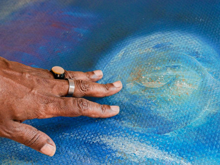 Main sur la toile