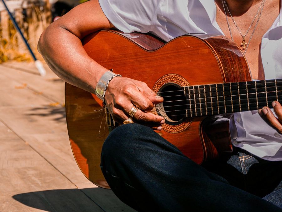 Mains sur la guitare