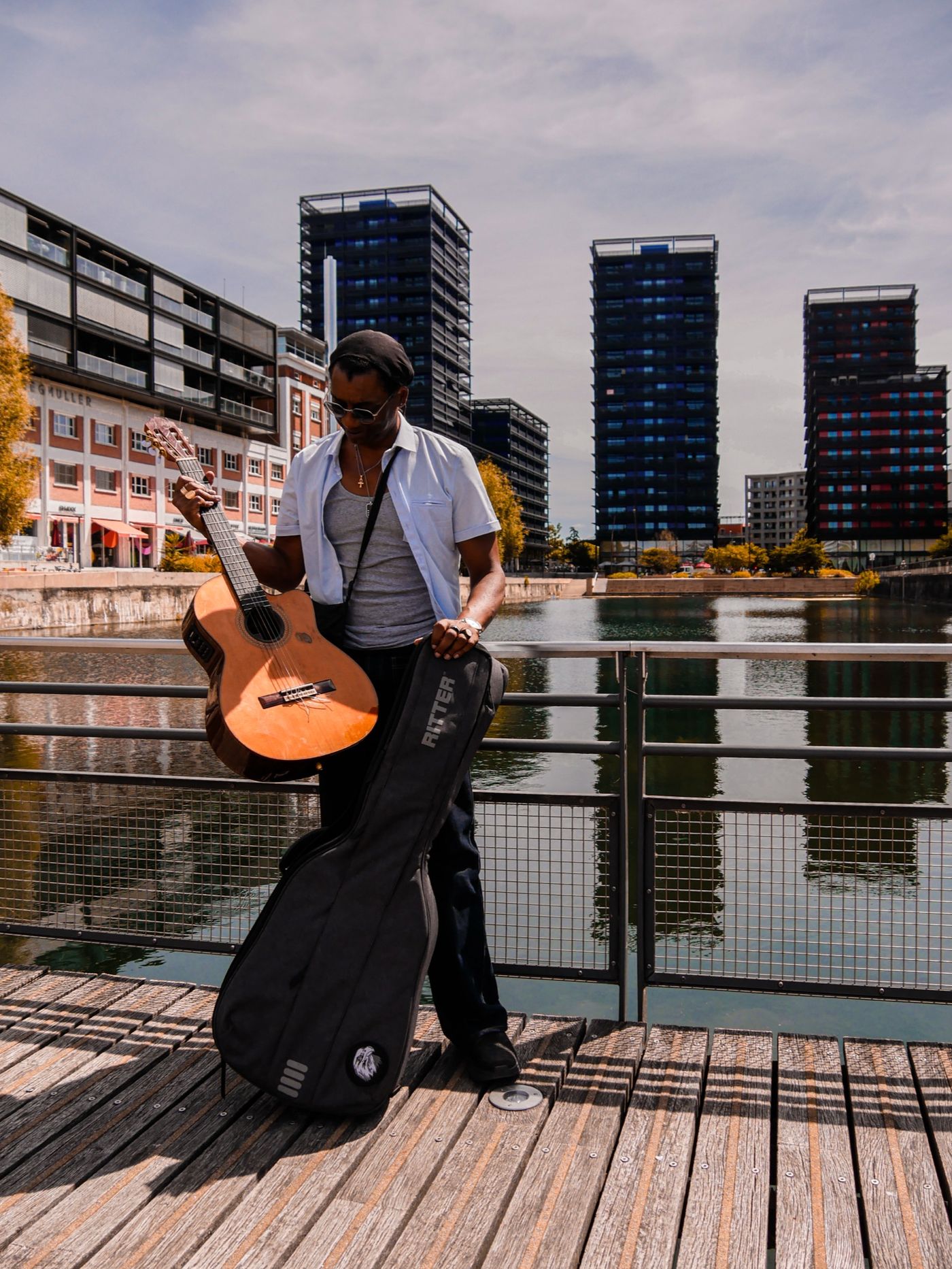 Nyaman, guitare sur le quai