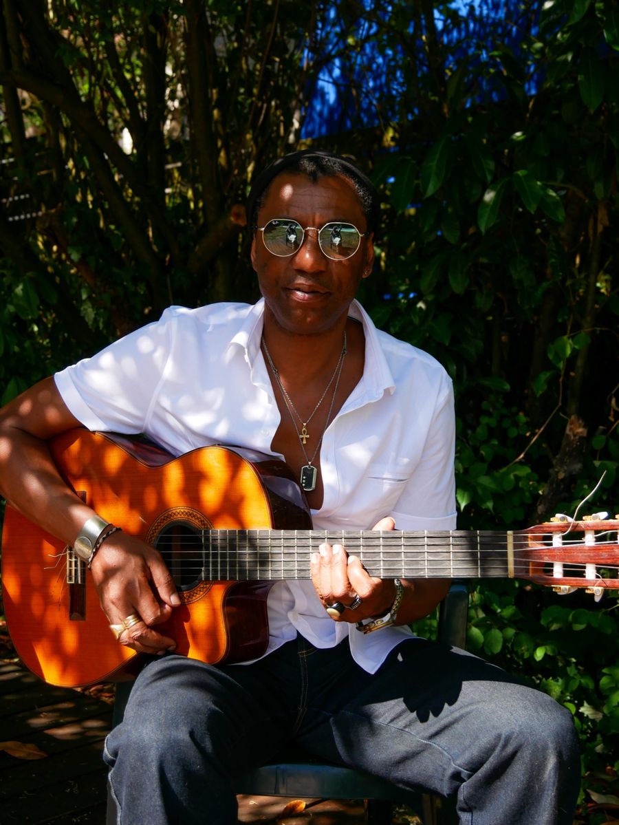 Nyaman, guitare au jardin