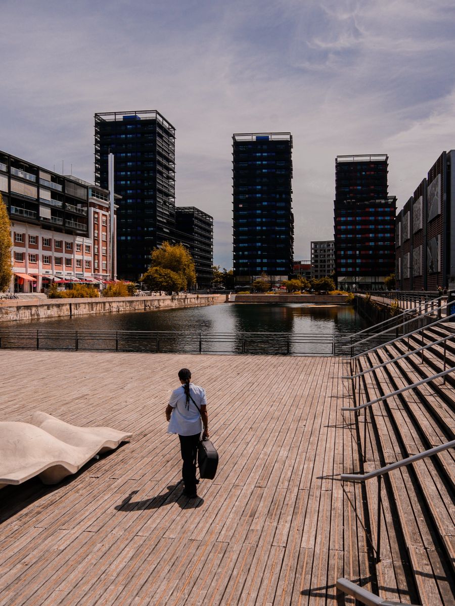 Nyaman sur le quai, de dos